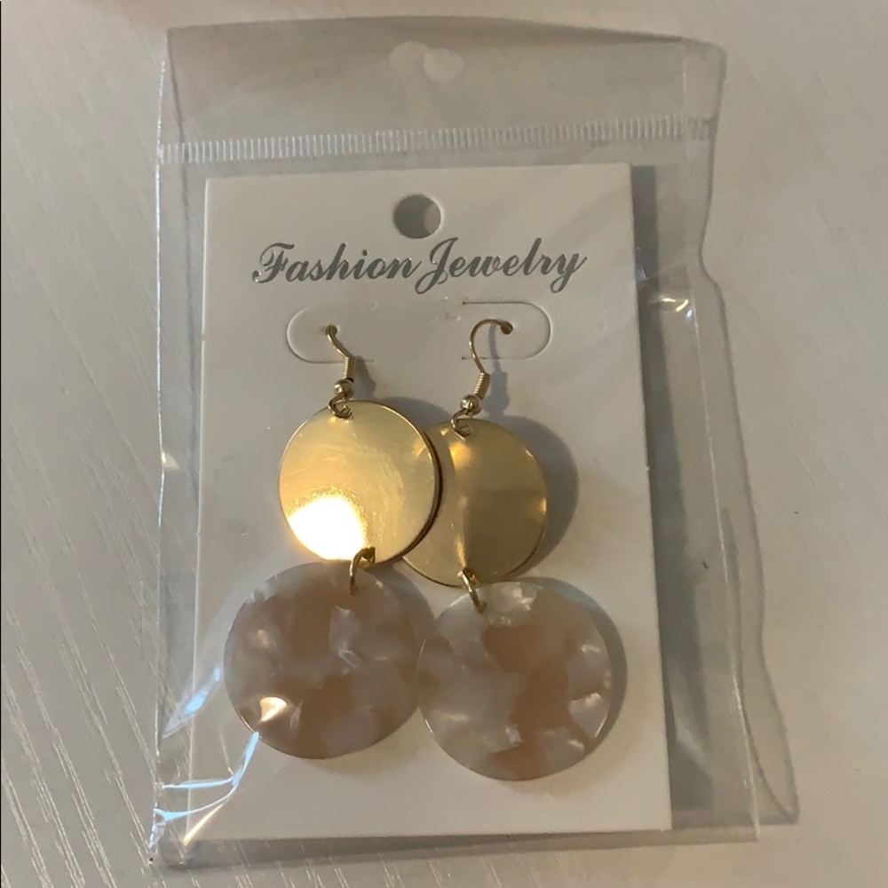 Beautiful earrings! - Picture 3 of 5